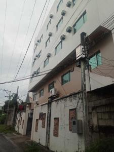 un gran edificio blanco con ventanas laterales en WJV INN JY, en Cebú