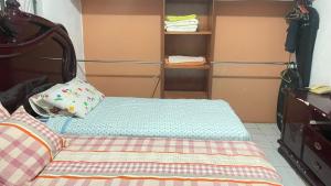 1 dormitorio con 1 cama y algunos estantes en Alojamiento grande, en Uruapan del Progreso
