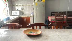 una cocina con una mesa con un tazón encima en Alojamiento grande, en Uruapan del Progreso