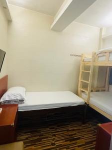 Rúm í herbergi á Johnson Hostel