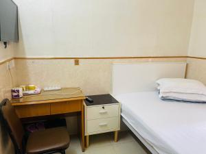 Rúm í herbergi á Johnson Hostel