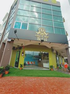 a building with a sign that reads king of surf hotel at Dane & Shue Hotel Kok Lanas in Kota Bharu