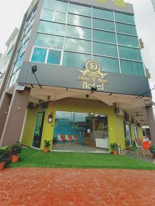 un bâtiment avec un panneau qui lit le roi de l'hôtel de surf dans l'établissement Dane & Shue Hotel Kok Lanas, à Kota Bharu