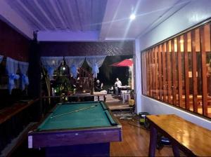 um quarto com uma mesa de bilhar e um bar em Fumiko Rina Acop em San Juan