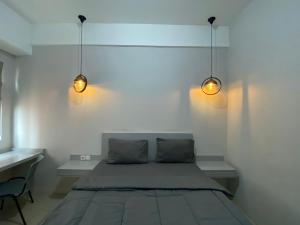 - une chambre avec un lit et deux lumières sur le mur dans l'établissement Shero Transpark Bekasi, à Bekasi