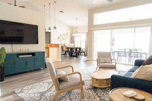 那不勒斯Sovanita House Naples, FL的客厅里有一张沙发和一台电视