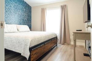 una camera da letto con un letto, una finestra e una scrivania di Sovanita House Naples, FL a Naples