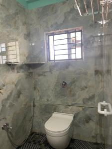 古卡納的住宿－Nimmu House，一间带卫生间和窗户的浴室