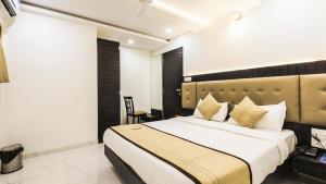 a bedroom with a large bed in a room at Hotel BKC Palace Inn - Jio world convention center and us visa center హోటల్ బి కే సి ప్యాలెస్ ఇన్ in Mumbai