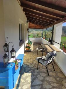 un patio con tavolo, sedie e vista di VILLA DOROTHY STUDIO a Delfi