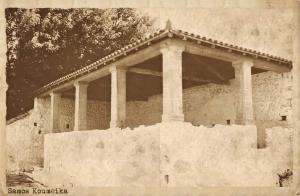 una vieja foto de un edificio con columnas en Elina's house, en Koumeika