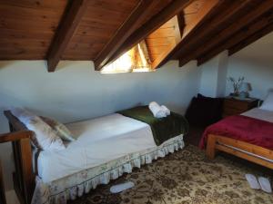 - une chambre avec un grand lit et une fenêtre dans l'établissement VILLA DOROTHY STUDIO, à Delphes