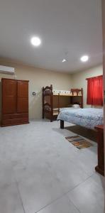 - une chambre avec 2 lits et une commode dans l'établissement EL HORNERITO Apart, à Reconquista