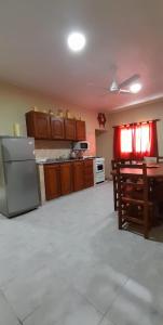 - une cuisine avec des placards en bois et un réfrigérateur dans l'établissement EL HORNERITO Apart, à Reconquista