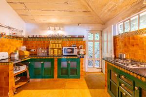 Η κουζίνα ή μικρή κουζίνα στο SaffronStays Charming Cottage,Landour