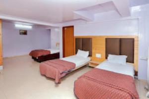 ASIAN INTERNATIONAL HOTEL, SANGLI في Sāngli: غرفه فندقيه سريرين
