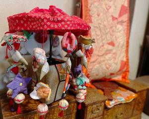 einem roten Regenschirm auf einem Holztisch in der Unterkunft ＊THE CABIN 鎌倉＊鎌倉エリア/寛ぎのレトロなお部屋/ワンちゃんOK in Kamakura