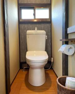 ein weißes WC im Bad mit Fenster in der Unterkunft ＊THE CABIN 鎌倉＊鎌倉エリア/寛ぎのレトロなお部屋/ワンちゃんOK in Kamakura