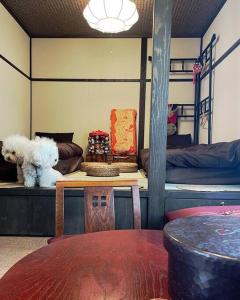 Zimmer mit 2 Etagenbetten und einem Tisch in der Unterkunft ＊THE CABIN 鎌倉＊鎌倉エリア/寛ぎのレトロなお部屋/ワンちゃんOK in Kamakura