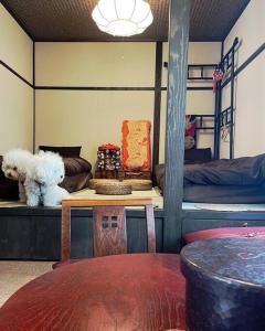 a room with two bunk beds and a table at ＊THE CABIN 鎌倉＊鎌倉エリア/寛ぎのレトロなお部屋/ワンちゃんOK in Kamakura