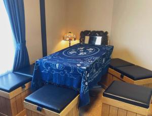 a room with a blue table with benches and a lamp at ＊THE CABIN 鎌倉＊鎌倉エリア/寛ぎのレトロなお部屋/ワンちゃんOK in Kamakura