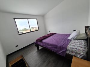 sypialnia z łóżkiem i oknem w obiekcie Casa Murillo w San José