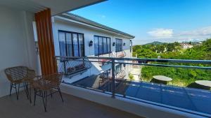 d'un balcon avec vue doté de chaises et de tables. dans l'établissement Casa La Silvinas Hotel & Event Resort, à Tagaytay