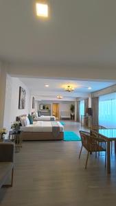 uma grande sala de estar com uma cama e uma mesa em Casa La Silvinas Hotel & Event Resort em Tagaytay