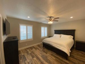 Ένα ή περισσότερα κρεβάτια σε δωμάτιο στο Luxury 2 Bdrm 2 bath in heart of Salt Lake Valley