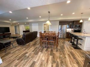 een keuken en een woonkamer met een bank en een tafel bij Luxury 2 Bdrm 2 bath in heart of Salt Lake Valley in Murray