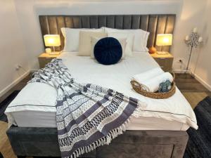 En eller flere senge i et værelse på Entire house, 5br luxury hideaway