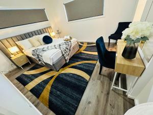 Ένα ή περισσότερα κρεβάτια σε δωμάτιο στο Entire house, 5br luxury hideaway