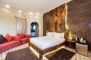 1 dormitorio con 1 cama y 1 sofá en Albakech Boutique Hôtel & Spa en Marrakech