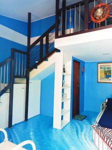 een kamer met blauwe muren en een stapelbed bij Hiding Place Mission Farm in General Tinio