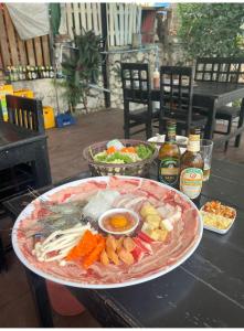 una mesa con un plato de comida en una mesa en Thavixay Hotel, en Vientiane