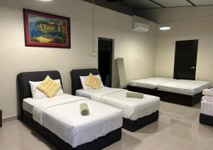 A bed or beds in a room at Bentong Wellness Resort Midland 8BR 30PAX By Verano Homestay