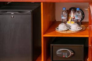 a microwave and a small refrigerator in a room at Mera Residence in Siem Reap