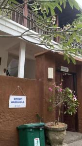un edificio con un cartel que lee las habitaciones disponibles en Tiga Dara Homestay, en Gili Trawangan