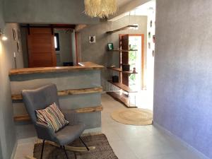 a living room with a chair and a counter at Ikopa Hôtel Madagascar in Antananarivo