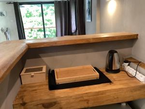 a wooden counter with a cutting board on top of it at Ikopa Hôtel Madagascar in Antananarivo