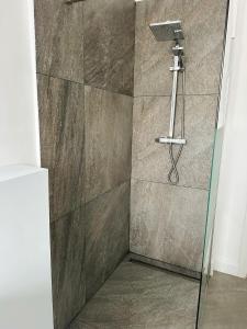 y baño con ducha con cabezal de ducha. en Zentralmoers 140m2 Hbf Nah, en Moers