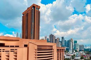 un grand bâtiment en face des toits de la ville dans l'établissement Comfy-Concept Apartment @ B.Bintang (3min walk LRT, Lalaport, TimeSquare), à Kuala Lumpur