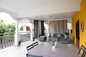 un soggiorno con tavolo e sedie su un balcone di Belle demeure spacieuse 2 a Mamoudzou