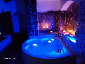een bad in een kamer met een rotswand bij Luxury bnb Le Rocce in Villasmundo