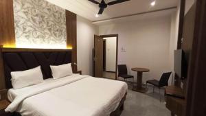Postel nebo postele na pokoji v ubytování HOTEL GRAND RESIDENCY