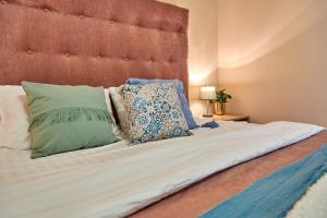 um quarto com uma cama com almofadas em Mountain View Lux with balcony em Mukacheve
