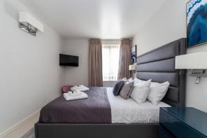 a hotel room with a bed with two towels on it at Stylish 1 bedroom apartment in Maida Vale in London