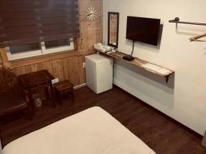 salon z telewizorem i lodówką w obiekcie Smile Resort w mieście Sokcho