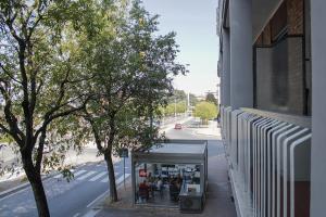 una fermata dell'autobus sul lato di un edificio di Casa Giulia a Cuneo