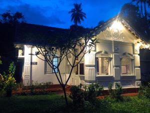 uma casa branca com luzes à noite em Anilau Vila em Hikkaduwa